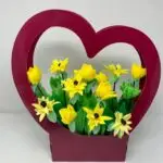 Caja de corazón con flores en dulces