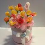 Arreglo con flores de  chuches y adorno para bebés