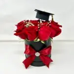 Box Negra de Rosas Rojas con Birrete