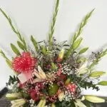 Centro de Liliums y Gladiolos con Fruta