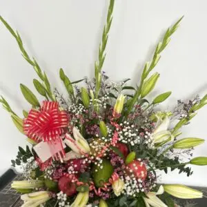 Centro de Liliums y Gladiolos con Fruta