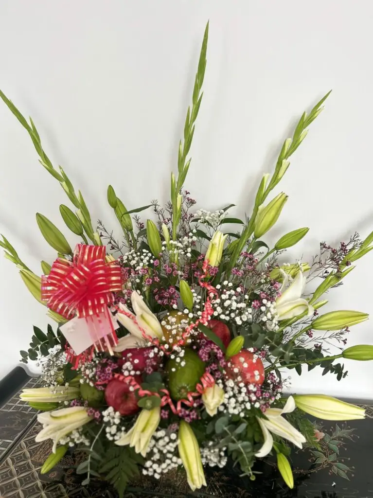 Centro de Liliums y Gladiolos con Fruta