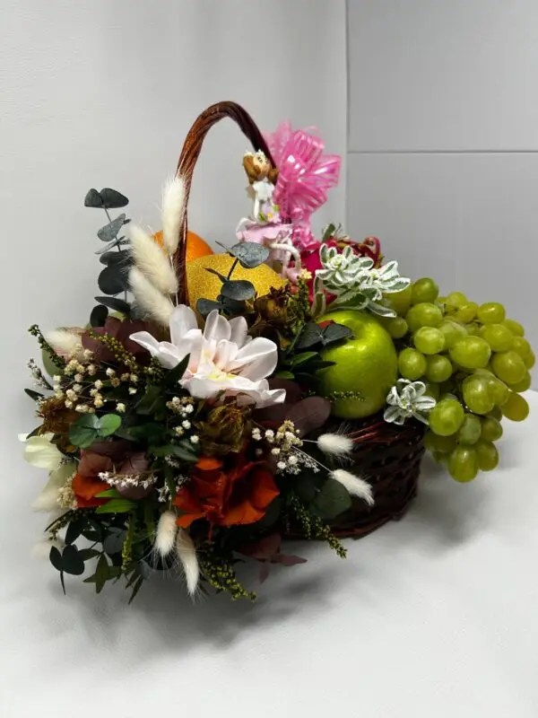 Cesta gourmet de fruta y flores preservadas