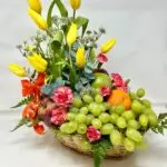 Cesta Primaveral de Tulipanes y Fruta