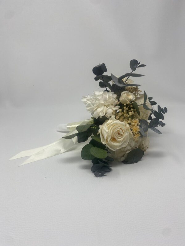 Ramo de novia de rosas blancas preservadas